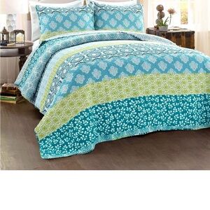Comforter/quilt set. King size with 2 pillow shams. Brand new and never removed.